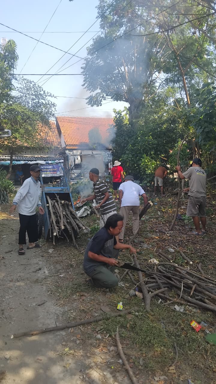Kerja bakti pembersihan lahan TPQ