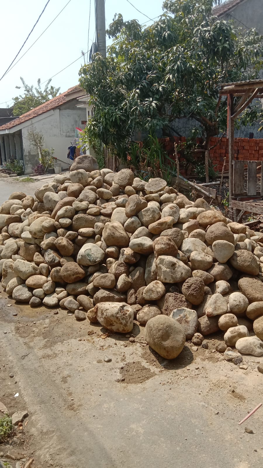Kiriman batu untuk pembangunan TPQ Arrahmah